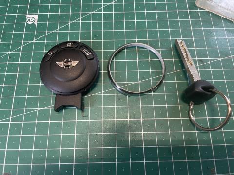 DIY: Replacing the rechargeable button battery in my Mini key fob